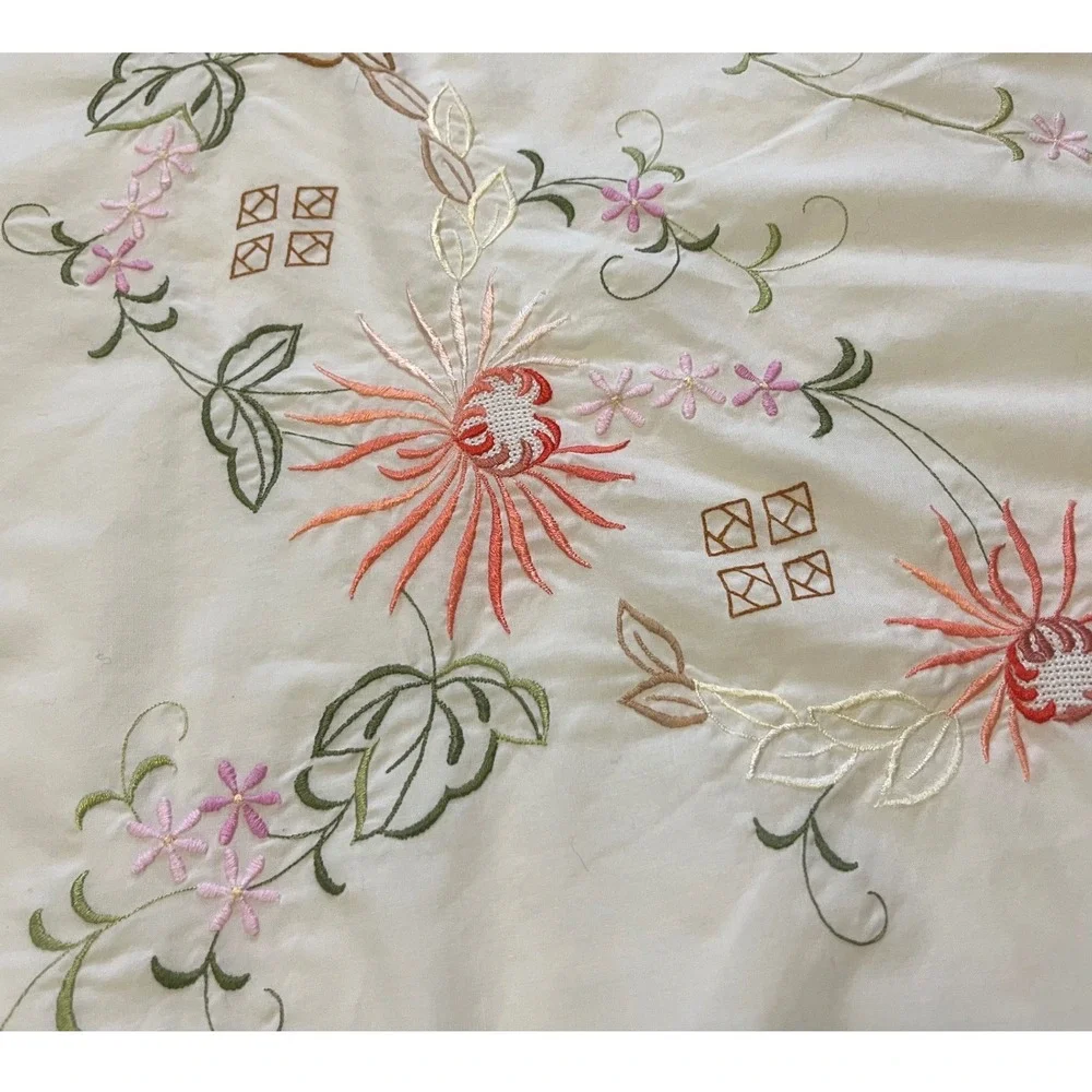 Vtg Embroidered tablecloth with 6 Napkins Cottagecore floral 82 x‎ 67